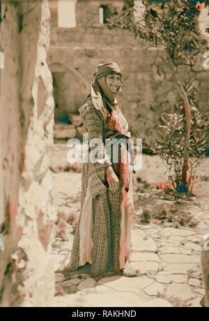 Tipi di contadini. Fanciulla di Nazareth. (Nel vecchio switch brocade abito). 1898, Israele, Nazaret. Reinventato da Gibon. Arte Classica con reinventato Foto Stock