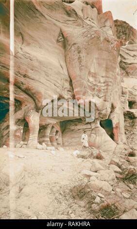 Transgiordania. Petra. Un eroso esterna di una tomba. 1898, Giordania, Petra (estinto city). Reinventato da Gibon. Classic reinventato Foto Stock
