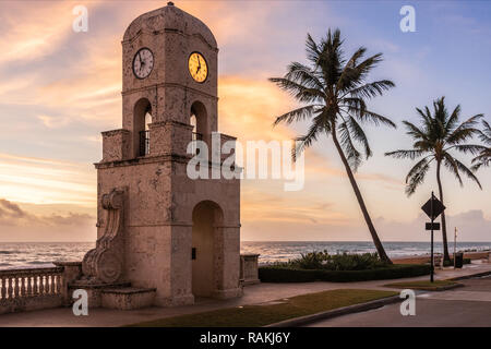 Mitica Torre dell Orologio all'ingresso Worth Avenue sul lungomare lungo South Ocean Boulevard in Palm Beach, Florida. (USA) Foto Stock