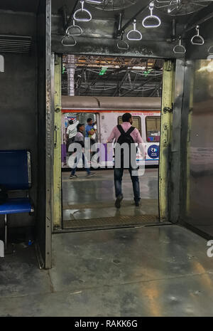 03-Gen-2019-vista dal vuoto vano bagagli di kalyan treno dalla stazione di Chhatrapati Shivaji maharaj terminus Mumbai India Maharashtra Foto Stock