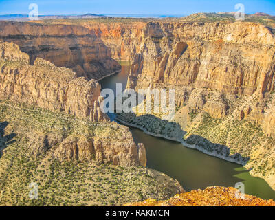 Vista aerea del diavolo Canyon Overlook a Bighorn Canyon National Recreation in Montana, Stati Uniti. Durante la stagione estiva in una giornata di sole. Foto Stock