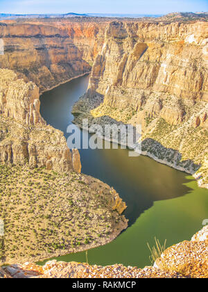 Paesaggio panoramico del diavolo Canyon Overlook a Bighorn Canyon National Recreation in Montana, Stati Uniti. Durante la stagione estiva in una giornata di sole. Colpo verticale. Vista aerea. Foto Stock