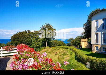 Gerani in un giardino in una casa che si affaccia sul Mar Baltico. Lohme sull'isola di Rügen. Foto Stock