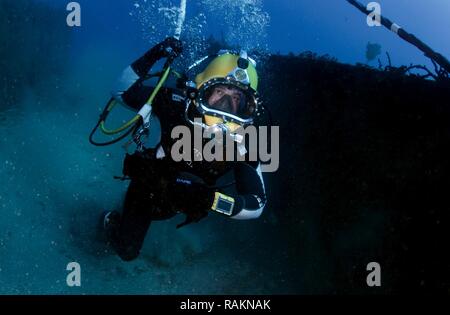 GUANTANAMO Bay a Cuba (feb. 19, 2017) un Seabee assegnato alla costruzione subacquea Team (UCT) 1. Il comportamento di una superficie in dotazione nel corso di immersioni sub-corsi di formazione di qualifica al largo della costa della stazione navale di Guantánamo Bay. UCT-1 fornisce una capacità di costruzione, ispezione, riparazione e manutenzione di impianti di oceano a sostegno di operazioni navali. Foto Stock