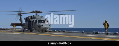 Oceano atlantico (feb. 17, 2017) un MH-60 Sea Hawk elicottero assegnato al mare in elicottero Combat Squadron (HSC) 28 si prepara a decollare da assalto anfibio nave USS Iwo Jima (LHD 7). La nave è in corso lo svolgimento di una serie di qualifiche e certificazioni come parte della fase di base della formazione in preparazione per le operazioni future e delle installazioni. Foto Stock