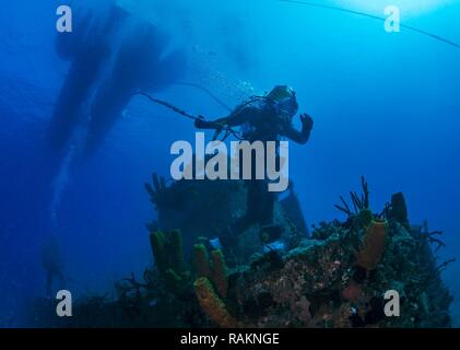 GUANTANAMO Bay a Cuba (feb. 19, 2017) un Seabee assegnato alla costruzione subacquea Team (UCT) 1 conduce una superficie fornita nel corso di immersioni sub-corsi di formazione di qualifica al largo della costa della stazione navale di Guantánamo Bay. UCT-1 fornisce una capacità di costruzione, ispezione, riparazione e manutenzione di impianti di oceano a sostegno di operazioni navali. Foto Stock