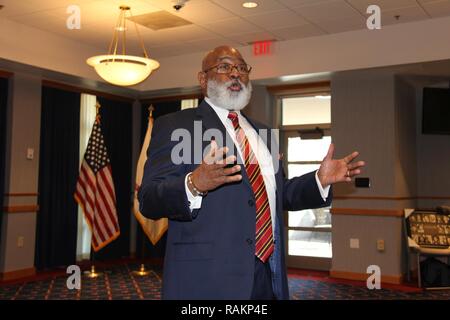 Willie Larkin, ex presidente di Grambling State University in Louisiana, parla a Fort McCoy i membri della comunità durante l'installazione di osservanza di afro-americano/Storia nero mese nel Febbraio 9, 2017, a McCoy Centro Comunitario. Foto Stock