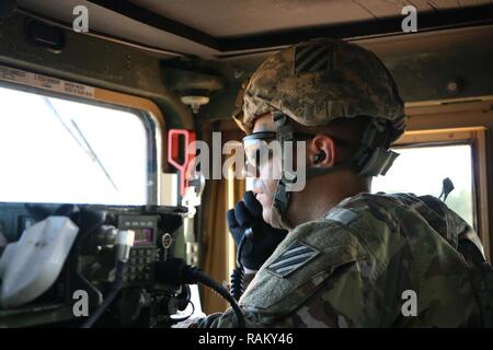 2 Lt. Ryan Hobbs, comandante di plotone con Alfa Company, 703rd brigata battaglione di supporto, 2° della brigata di fanteria combattere la squadra, terza divisione di fanteria, sottopone una relazione operativa il 9 febbraio 2017 a Fort Stewart, Ga. Soldati qualificati con montato armi in preparazione per un battaglione convoglio live-fire esercizio. Foto Stock