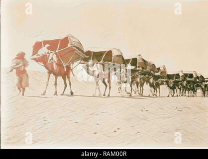 La Mecca, ca. 1910. Camel caravan di pellegrini alla Mecca. 1910, Arabia Saudita, Mecca. Reinventato da Gibon. Arte Classica con reinventato Foto Stock