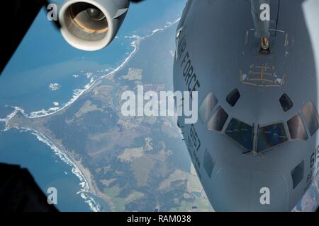 Una C-17 Globemaster III, volato da equipaggi dal 301st Airlift Squadron, pratiche il rifornimento di carburante con una KC-10un extender, volato da equipaggi dal 79th e il settantesimo Air Refuelling Squadron , sopra Capt Blanco, Ore. Feb 12, 2017. Il drill-fine settimana di formazione era parte del 349 di mobilità in aria del parafango Patriot Wyvern esercizio, che ha sottolineato a mani sul processo di formazione delle competenze. Foto Stock