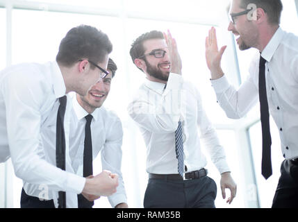 Close up.happy business team inizia un nuovo progetto commerciale. Foto Stock