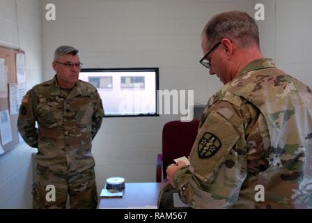 Sgt. 1. Classe John Cunningham, U.S. La riserva di esercito soldato con riserva di esercito Comando medici del medico 7227th Unità di supporto, discute i suoi bisogni religiosi con la sua unità commander, Lt. Col. Aaron Neal. L'esercizio iniettare sarà utilizzata per testare il comandante risposta al suo soldato bisogni religiosi. Gli scenari posti sui soldati entro il 7227th sono la formazione e la convalida inietta in preparazione per il gruppo nella sua prossima mobilitazione a sostegno di Landstuhl Regional Medical Center della distribuzione Warrior Medical Management Center. Soldati assegnato all'7227th MSU, fuori di Columbia, Missouri, Foto Stock