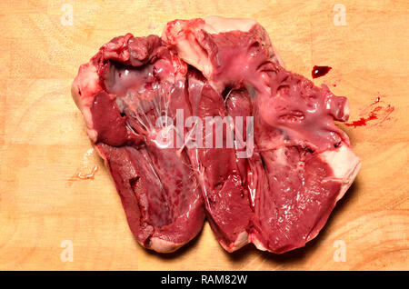 Agnello il cuore ha acquistato da un supermercato. Interno mostra 'heartstrings' (i tendini) Foto Stock