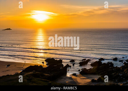 I surfisti al tramonto su Fistral Beach, Newquay, Cornwall, Regno Unito Foto Stock