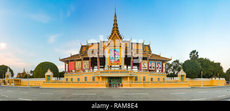 Royal Palace complesso in Phnom Penh Cambogia. Attrazione turistica e il famoso punto di riferimento. Panorama Foto Stock