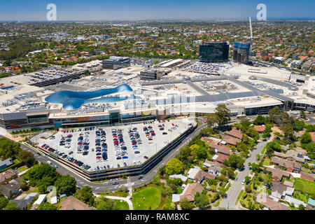 Melbourne, Australia - Dic 11, 2018: vista aerea di Chadstone Shopping Centre e l'area residenziale circostante. È il più grande centro commerciale in Australia. Foto Stock