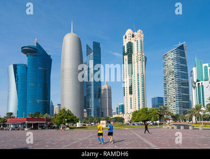 Il giorno dello Skyline di West Bay business district a Doha, in Qatar Foto Stock