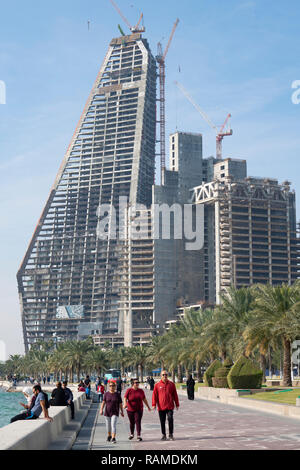 Costruzione di edifici alti sulla Corniche in West Bay business district a Doha, in Qatar Foto Stock