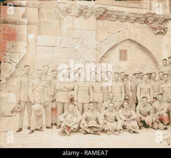 British sconosciuto gruppo militare durante il mandato della Palestina in corte del Santo Sepolcro Chiesa. 1917, Gerusalemme reinventato Foto Stock