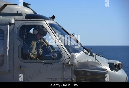 Oceano atlantico (feb. 17, 2017) - Un MH-60 Seahawk assegnato al mare in elicottero Combat Squadron 28 (HSC-28) si prepara a prendere il via dal ponte di volo di assalto anfibio nave USS Iwo Jima (LHD 7). Iwo Jima è in corso lo svolgimento di una serie di qualifiche e certificazioni come parte della fase di base della formazione in preparazione per le operazioni future e delle installazioni. Foto Stock