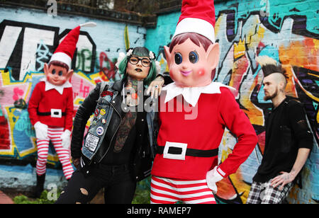 Elfie Elvie e dal Regno Unito di marca giocattolo Elfi Behavin' male causa del male intorno a Oxford Street London a correre fino a Natale. Data di rilascio: martedì 4 dicembre 2018. La festosa gamma bambola, lanciato nel 2017, ha già venduto oltre quattro milioni di elfi davanti a questo Natale - che lo rende uno dei più grande vendita di marche di giocattolo dell'anno. Il Naughty elfi chiedono i genitori e i bambini a condividere le foto online dei propri Elfi Behavin' male per la possibilità di vincere un £100 Amazon gift card. Dotato di: atmosfera dove: Londra, Regno Unito quando: 28 Nov 2018 Credit: Joe Pepler/PinPep/WENN.co Foto Stock