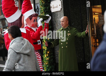 Elfie Elvie e dal Regno Unito di marca giocattolo Elfi Behavin' male causa del male intorno a Oxford Street London a correre fino a Natale. Data di rilascio: martedì 4 dicembre 2018. La festosa gamma bambola, lanciato nel 2017, ha già venduto oltre quattro milioni di elfi davanti a questo Natale - che lo rende uno dei più grande vendita di marche di giocattolo dell'anno. Il Naughty elfi chiedono i genitori e i bambini a condividere le foto online dei propri Elfi Behavin' male per la possibilità di vincere un £100 Amazon gift card. Dotato di: atmosfera dove: Londra, Regno Unito quando: 28 Nov 2018 Credit: Joe Pepler/PinPep/WENN.co Foto Stock