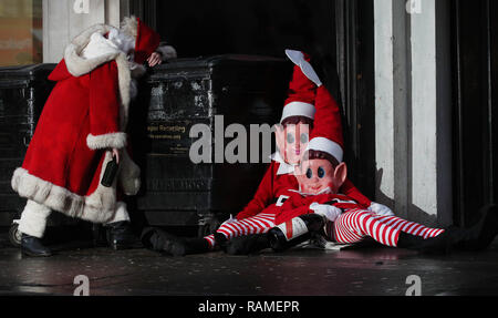 Elfie Elvie e dal Regno Unito di marca giocattolo Elfi Behavin' male causa del male intorno a Oxford Street London a correre fino a Natale. Data di rilascio: martedì 4 dicembre 2018. La festosa gamma bambola, lanciato nel 2017, ha già venduto oltre quattro milioni di elfi davanti a questo Natale - che lo rende uno dei più grande vendita di marche di giocattolo dell'anno. Il Naughty elfi chiedono i genitori e i bambini a condividere le foto online dei propri Elfi Behavin' male per la possibilità di vincere un £100 Amazon gift card. Dotato di: atmosfera dove: Londra, Regno Unito quando: 28 Nov 2018 Credit: Joe Pepler/PinPep/WENN.co Foto Stock