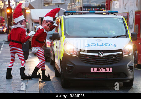 Elfie Elvie e dal Regno Unito di marca giocattolo Elfi Behavin' male causa del male intorno a Oxford Street London a correre fino a Natale. Data di rilascio: martedì 4 dicembre 2018. La festosa gamma bambola, lanciato nel 2017, ha già venduto oltre quattro milioni di elfi davanti a questo Natale - che lo rende uno dei più grande vendita di marche di giocattolo dell'anno. Il Naughty elfi chiedono i genitori e i bambini a condividere le foto online dei propri Elfi Behavin' male per la possibilità di vincere un £100 Amazon gift card. Dotato di: atmosfera dove: Londra, Regno Unito quando: 28 Nov 2018 Credit: Joe Pepler/PinPep/WENN.co Foto Stock