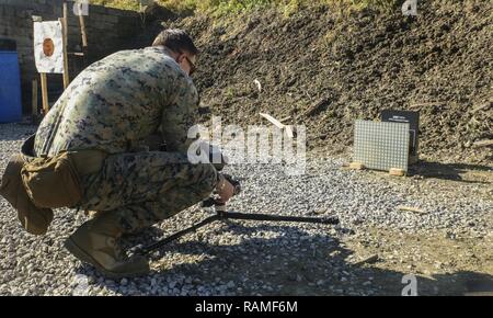 Il personale Sgt. Justin Bryant, un'eliminazione degli ordigni esplosivi tecnico con SPMAGTF-CR-AF LCE, luoghi di un sistema a raggi X di fronte ad una improvvisata dispositivo esplosivo durante un targeting di precisione intervallo vicino Naval Air Station Sigonella, Italia, Feb 21, 2017. Il sistema di raggi X permette di EOD ai tecnici di analizzare e convalidare il contenuto di un IED prima della neutralizzazione. Foto Stock