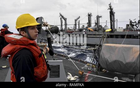 Sul mare del sud della Cina (feb. 18, 2017) Tecnico Sonar 2a classe Zachary Apardian, dal West Chester, Ohio, linea dice ai gestori di heave attorno alla riga da Henry J. Kaiser-class in corso oliatore di rifornimento USNS Tippecanoe (T-AO 199) durante un rifornimento in mare a bordo di Arleigh Burke-class guidato-missile destroyer USS Wayne E. Meyer (DDG 108). Wayne E. Meyer è su un regolarmente programmati Pacifico occidentale di implementazione con la Carl Vinson Carrier Strike gruppo come parte dell'U.S. Flotta del pacifico-led iniziativa di estendere il comando e le funzioni di controllo di Stati Uniti 3a flotta nell'Indo-Asia-regione del Pacifico. Stati Uniti Foto Stock