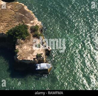 Una 23-piede vaso wellcraft sit arenarsi Domenica, Feb 19, 2017 vicino a Punta Aguila, Cabo Rojo. Wellcraft la nave si è arenata con tre persone a bordo che sono stati feriti durante l'incidente. Foto Stock