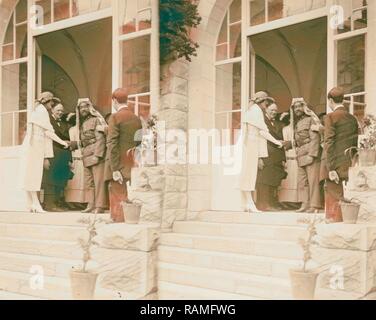 L'emiro Abdullah di Transgiordania stringono le mani con la signora Churchill Winston Churchill in piedi accanto alla signora Churchill reinventato Foto Stock