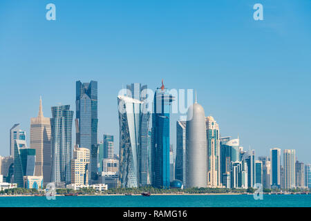 Il giorno dello Skyline di West Bay business district dal Corniche a Doha, in Qatar Foto Stock
