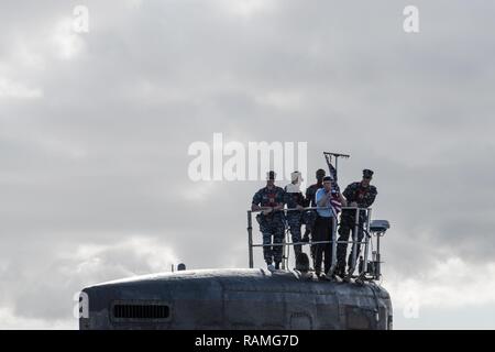 (16 febbraio 2017) i membri della USS Texas (SSN 775) uomo vela come essi ritorno alla porta dopo le operazioni di routine in mare Feb 16, 2017. Foto Stock