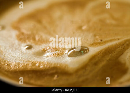 Caffè caldo Latte bere bolle su una tazza foto di sfondo Foto Stock