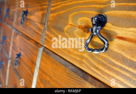 In legno colorato cassetto, Abstract Design decorativo sulla parete Foto Stock