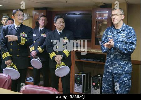 YOKOSUKA, Giappone (feb. 22, 2017) posteriori Adm. Charles Williams, comandante della Task Force 70, risponde con bandiera ufficiali dal Giappone di autodifesa marittima vigore durante un tour della nave a bordo della Arleigh Burke-class guidato-missile destroyer USS Barry (DDG 52). Barry è distribuito negli Stati Uniti 7 flotta area di responsabilità nell'Indo-Asia-regione del Pacifico. Foto Stock