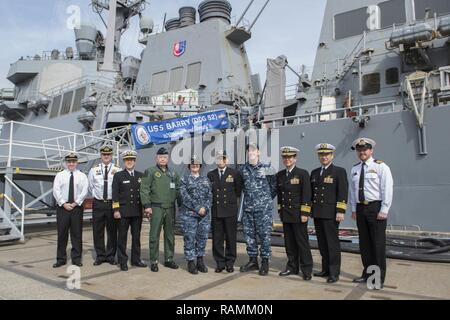 YOKOSUKA, Giappone (feb. 22, 2017) da funzionari del Giappone marittimo Forza di Autodifesa, il Royal Australian Navy e gli Stati Uniti Navy posano per una foto davanti alla Arleigh Burke-class guidato-missile destroyer USS Barry (DDG 52) dopo una nave tour a bordo di Barry. Barry è distribuito negli Stati Uniti 7 flotta area di responsabilità nell'Indo-Asia-regione del Pacifico. Foto Stock