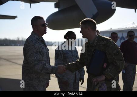 Il brigadiere generale Roger E. Williams (sinistra) stringe la mano e dice addio a una distribuzione di N.C. Air National Guardsman chi è in partenza per supportare il funzionamento libertà di sentinella, mentre sul flightlint del North Carolina Air National Guard Base, l'Aeroporto Internazionale Charlotte Douglas, Feb 24, 2017. È la distribuzione finale utilizzando il C-130 aereo modello prima che l'unità delle transizioni al usando C-17's. Foto Stock