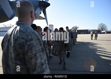 North Carolina Air National Guard leader compreso il Brigadiere Generale Roger E. Williams (sinistra) linea fino ad agitare le mani e dire addio al terzo gruppo di guardia N.C. airman distribuzione per supportare il funzionamento libertà di sentinella, mentre sul flightlint del North Carolina Air National Guard Base, l'Aeroporto Internazionale Charlotte Douglas, Feb 24, 2017. È la distribuzione finale utilizzando il C-130 aereo modello prima che l'unità delle transizioni al usando C-17's. Foto Stock