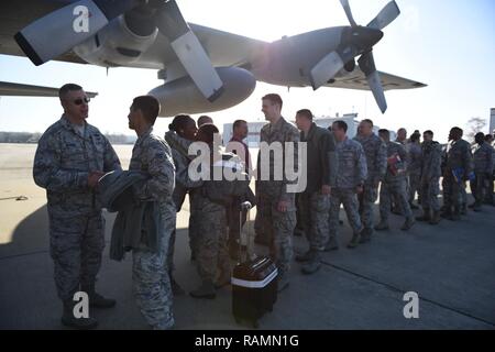 Il brigadiere generale Roger E. Williams (sinistra) stringe la mano e dice addio a una distribuzione di N.C. Air National Guardsman chi è in partenza per supportare il funzionamento libertà di sentinella, mentre sul flightlint del North Carolina Air National Guard Base, l'Aeroporto Internazionale Charlotte Douglas, Feb 24, 2017. È la distribuzione finale utilizzando il C-130 aereo modello prima che l'unità delle transizioni al usando C-17's. Foto Stock