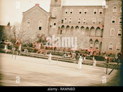 Università americana di Beirut, (A.U.B.) Campi da tennis. College Hall in background. 1920, Libano, Beirut. Reinventato Foto Stock