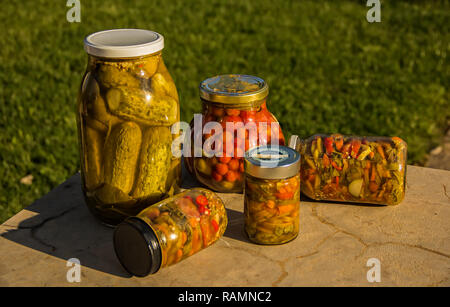 Alimenti marinati. Assortimento autunno conserva. Vasetti di verdure sottaceto. Agriturismo Tenuta di verdure in vasi. Foto Stock