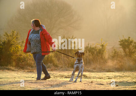 Chailey, East Sussex, Regno Unito. 4 gennaio 2019. Dog walkers godendo di un luminoso ma fredda per iniziare la giornata in comune Chailey Riserva Naturale, East Sussex. Credito: Peter Cripps/Alamy Live News Foto Stock