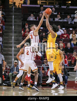 Los Angeles, CA, Stati Uniti d'America. 03 gen 2019. USC Trojans avanti Nick Rakocevic (31), bloccando la California Golden porta avanti Andre Kelly (22) girato durante il CAL Bears vs USC Trojans al Galen Center su Gennaio 3, 2019. (Foto di Jevone Moore/Cal Sport Media) Credito: csm/Alamy Live News Foto Stock