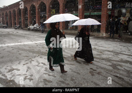 Srinagar Kashmir. 4 gennaio, 2019. Passeggiate a piedi durante la valle riceve nuovi anni prima neve caduta .rompendo il mese-lungo periodo di siccità nella valle. Un India Meteorological Department (IMD) funzionario detto pioggia moderata e la neve è probabile che si verifichi in Jammu e Kashmir dal venerdì sera Credito: sofi suhail/Alamy Live News Foto Stock