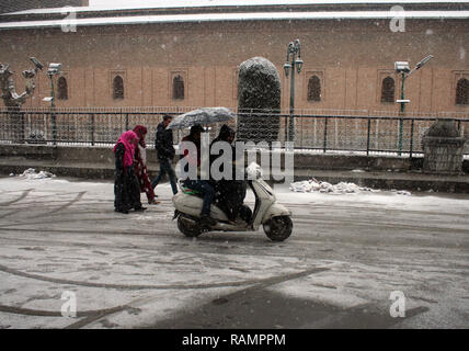 Srinagar Kashmir. 4 gennaio, 2019. Passeggiate a piedi durante la valle riceve nuovi anni prima neve caduta .rompendo il mese-lungo periodo di siccità nella valle. Un India Meteorological Department (IMD) funzionario detto pioggia moderata e la neve è probabile che si verifichi in Jammu e Kashmir dal venerdì sera Credito: sofi suhail/Alamy Live News Foto Stock