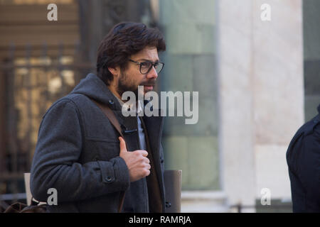 Firenze, Italia. 04 gen 2019. Firenze, tiro tra Piazza del Duomo e il Piazzale Michelangelo per la serie TV Netflix " la casa di carta 3' nell'immagine: Alvaro Morte, l'attore che interpreta il Professor Credit: Indipendente Agenzia fotografica/Alamy Live News Foto Stock