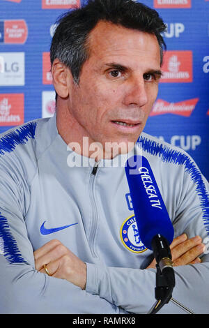 Chelsea FC di allenamento, Cobham, Surrey, Regno Unito. 4 gennaio, 2019. Chelsea Football Club Assistant Manager, Gianfranco ZOLA (Italia ) i colloqui con la stampa prima del suo team FA Cup terzo round in abbinamento con il Nottingham Forest FC domani a Stamford Bridge Credito: Motofoto/Alamy Live News Foto Stock