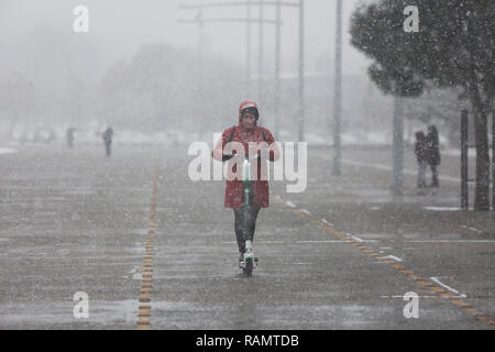 Salonicco, Grecia. 4 gennaio, 2019. Una donna corse uno scooter durante una nevicata presso il lungomare di Salonicco. Gli ultimi giorni in Grecia è stata colpita da un cattivo tempo onda, come la neve continua a causare problemi in tutta la Grecia. Credito: Giannis Papanikos/ZUMA filo/Alamy Live News Foto Stock